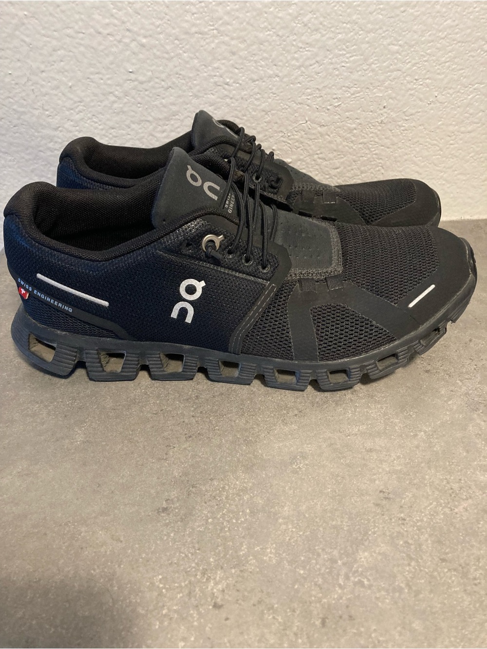 On Like New Running Shoes - Picture 5 of 11